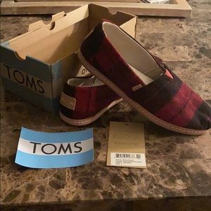 NWT in box with sticker TOMS women’s size 7